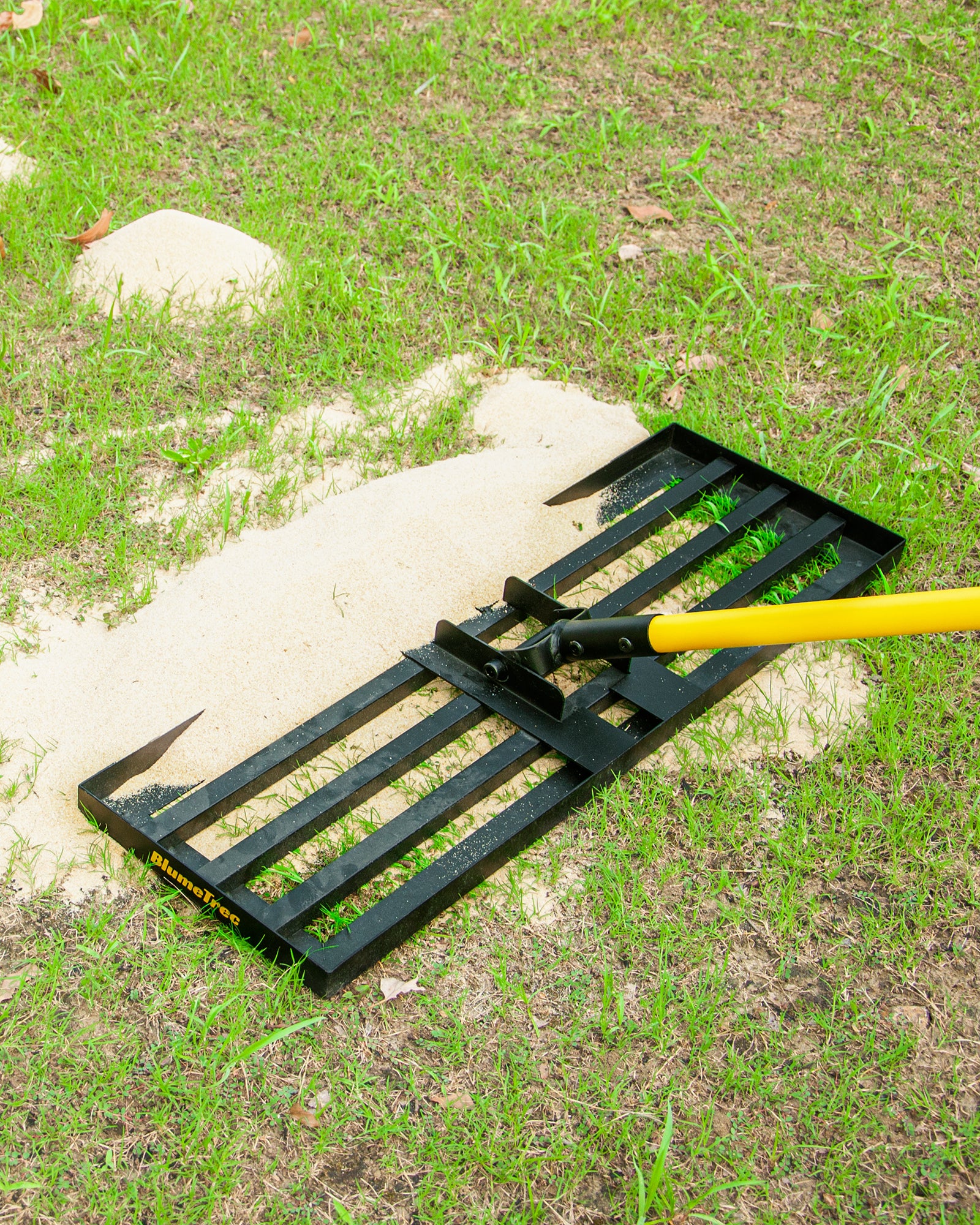 BlumeTrec Lawn Leveling Rake, Heavy Duty Sand Leveling Tool with 7FT Long Handle, Steel Golf Rake for Soil, Compost, Gravel, Lawn Leveler for Yard, Garden, Golf Course, Landscaping Level Tool